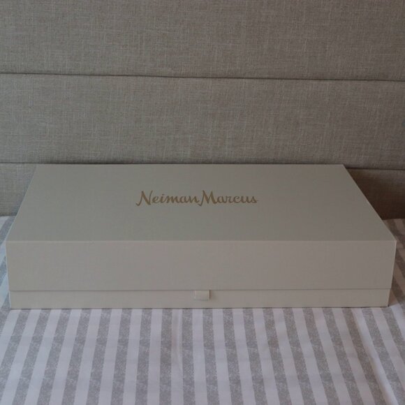 Neiman Marucs XL 27 x 17 Gift Box Oversize - Picture 5 of 13
